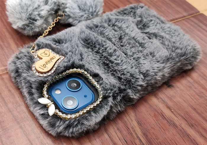 قاب فانتزی پشمالو iPhone 13 نگین دار همراه با آویز قلبی