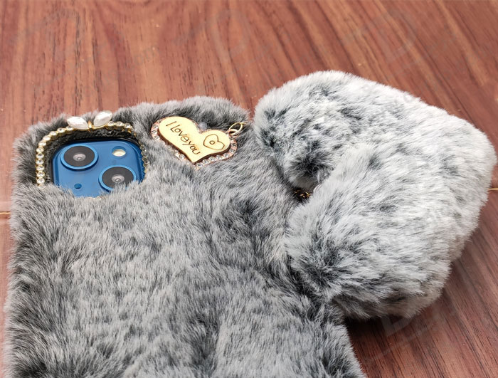 قاب فانتزی پشمالو iPhone 13 نگین دار همراه با آویز قلبی