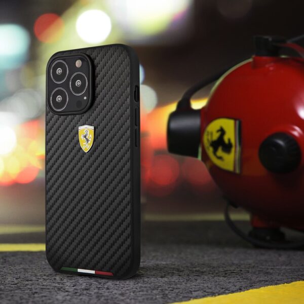 قاب چرمی طرح کربن iPhone 13 Pro طرح Ferrari مدل Italian Flag Line Metal Logo