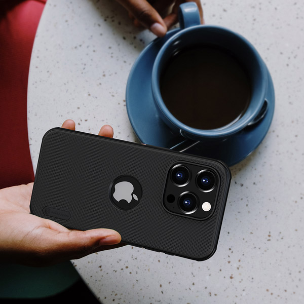 خرید قاب ضد ضربه حفره لوگو iPhone 15 Pro Max مارک نیلکین مدل Super Frosted Shield Pro ( With LOGO cutout )